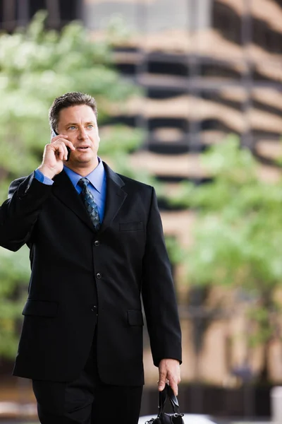 Homem Traje Negócios Andando Para Fora Falando Seu Telefone Celular — Fotografia de Stock