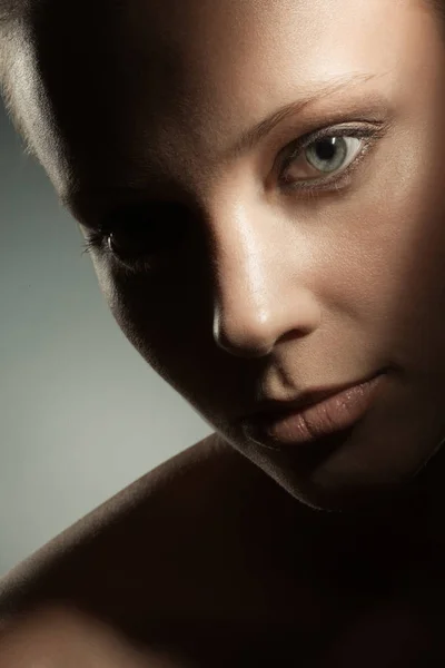 Schoonheidsbeeld Van Het Gezicht Van Vrouw Donkere Schaduwen — Stockfoto