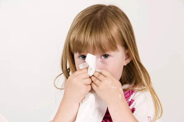 Tiup Hidung Seorang Gadis Kecil — Stok Foto