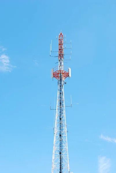 Torre Telecomunicaciones Con Cielo Azul —  Fotos de Stock