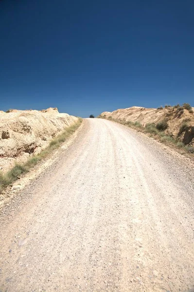 砂漠の遠くの車は — ストック写真