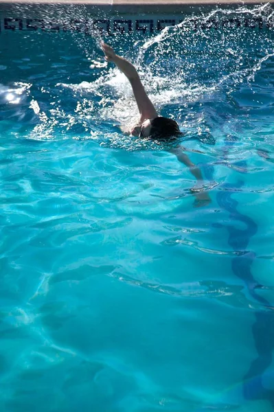 Femme Nageant Sur Une Piscine — Photo