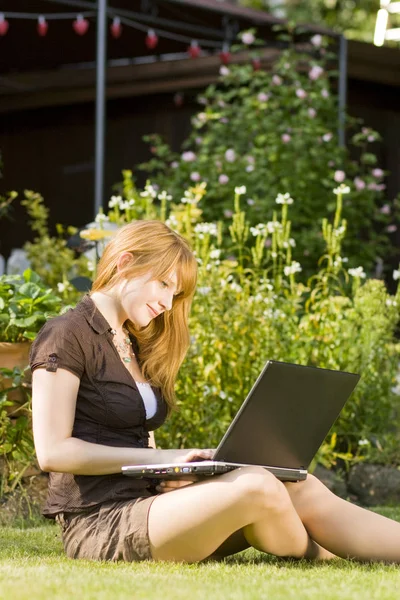 Giovane Donna Giardino Portatile — Foto Stock