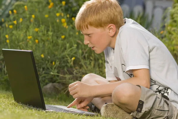Αγόρι Στον Κήπο Από Φορητό Υπολογιστή — Φωτογραφία Αρχείου