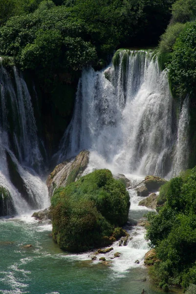 Doğanın Arka Planında Güzel Bir Şelale — Stok fotoğraf