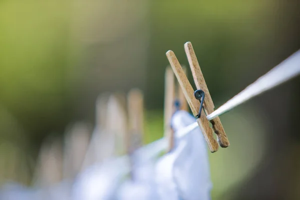 Wasknijper Met Wasgoed Een Waslijn — Stockfoto