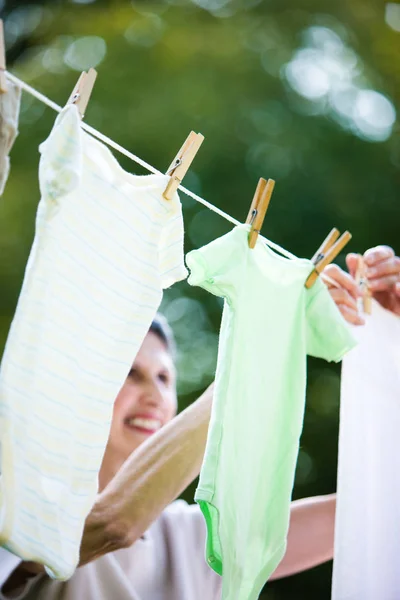 Женщина Вешает Одежду Линию Высохнуть Снаружи — стоковое фото