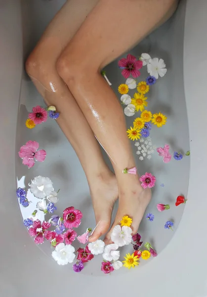 Traitement Spa Femme Avec Des Fleurs — Photo