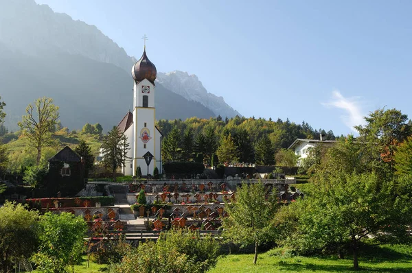 Kościół Grainauer Przed Zugspitze — Zdjęcie stockowe