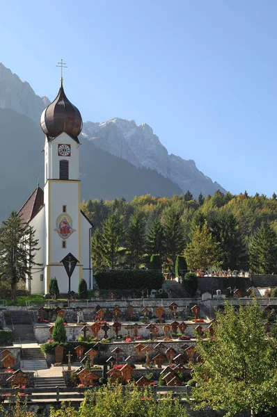 Grainauer Kirche Vor Zugspitze — Stockfoto