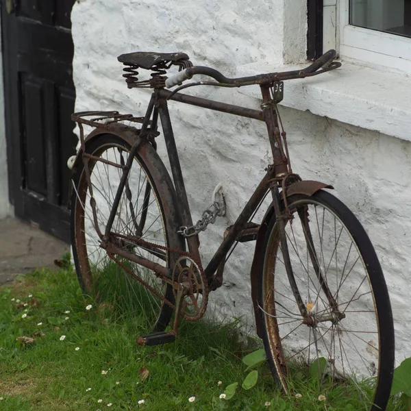 Старый Велосипед Улице — стоковое фото