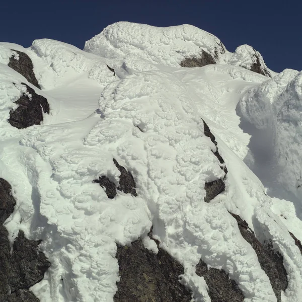 ロッキー山脈の雪の崖ウィスラー — ストック写真
