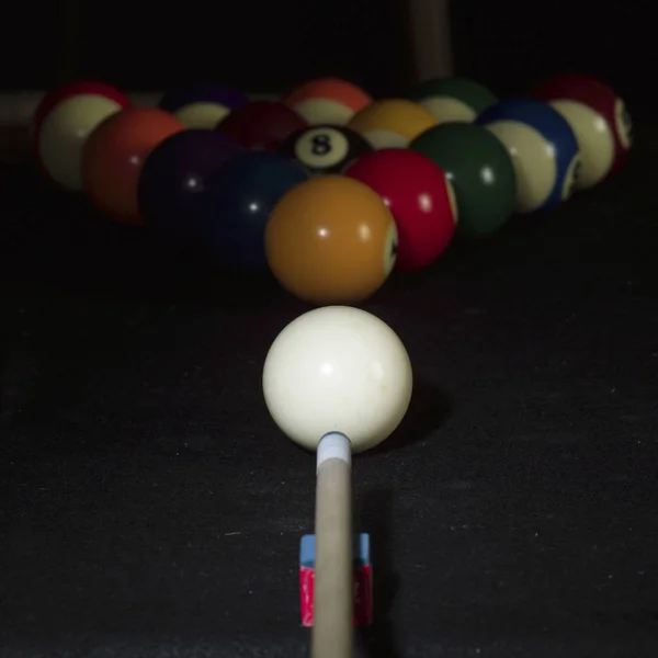 Nahaufnahme Eines Pool Cues Der Einen Cue Ball Auf Einem — Stockfoto