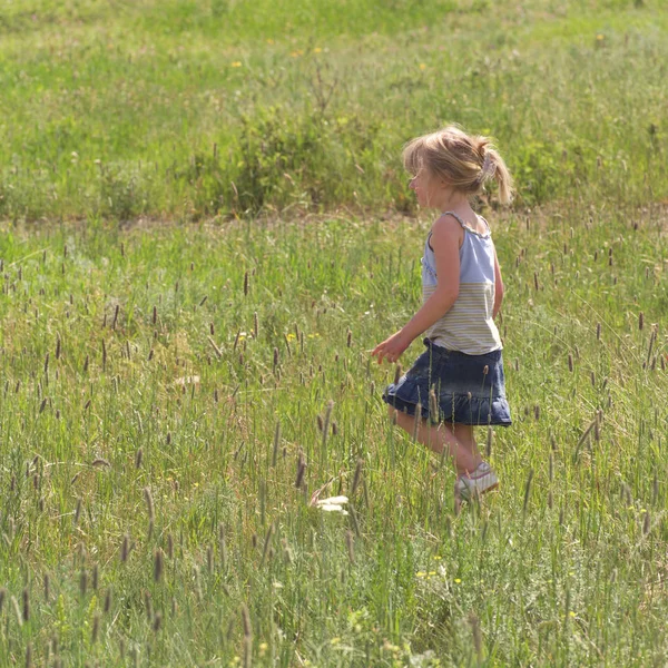 Kleines Mädchen Läuft Durch Feld — Stockfoto