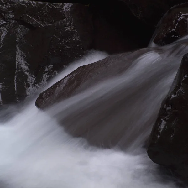 Water Dat Rotsen Stroomt — Stockfoto