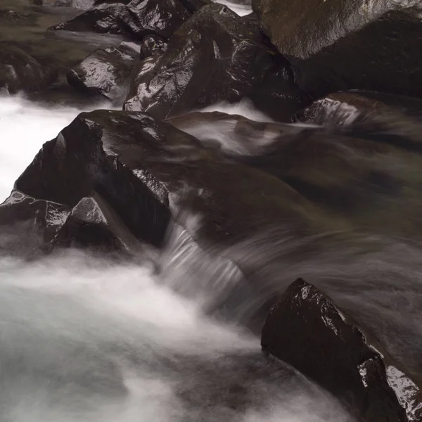 Wasser Fließt Über Felsen — Stockfoto