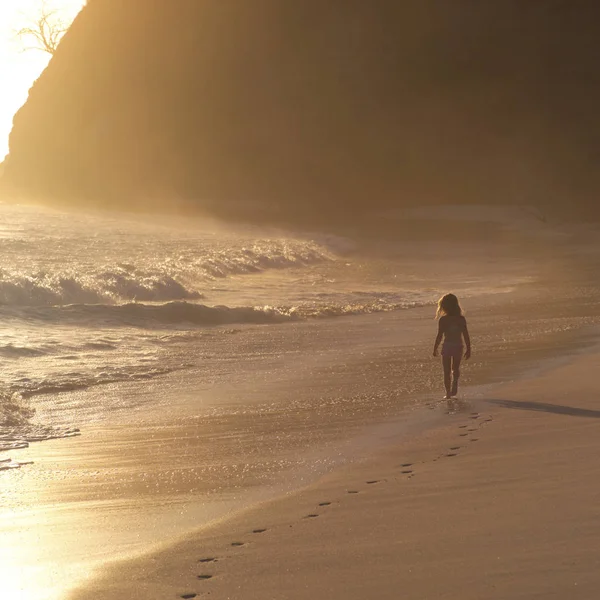 Menina Andando Praia Pôr Sol — Fotografia de Stock