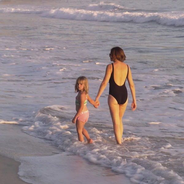 Mother Daughter Walking Ocean — Stock Photo, Image