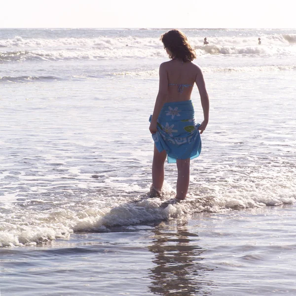 Jeune Fille Debout Dans Océan — Photo