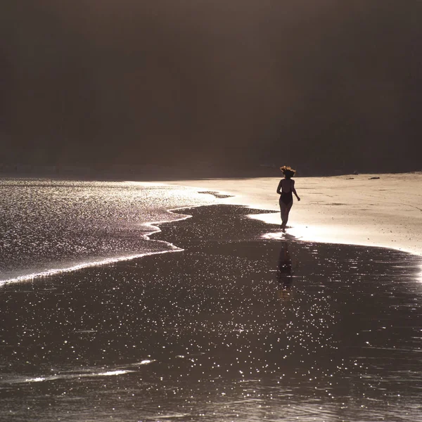 コスタリカの海岸を走る女性 — ストック写真