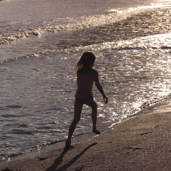 Κορίτσι Που Τρέχει Κατά Μήκος Της Ακτής Στην Κόστα Ρίκα — Φωτογραφία Αρχείου