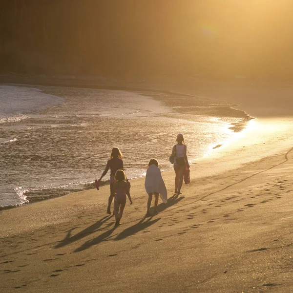 Persone Che Camminano Lungo Spiaggia Costa Rica — Foto Stock