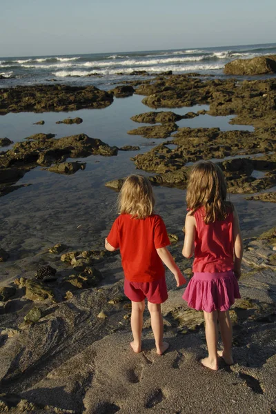 Twee Meisjes Het Strand — Stockfoto