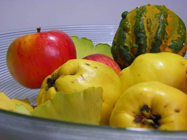 Kvitten Och Äpple Glasskål — Stockfoto