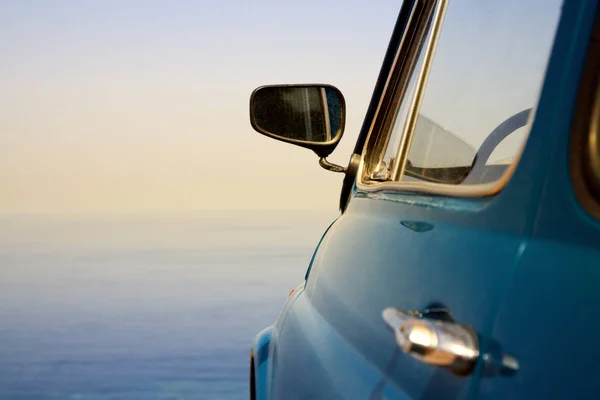 Место Путешествий Vintage Car Parked Sea — стоковое фото