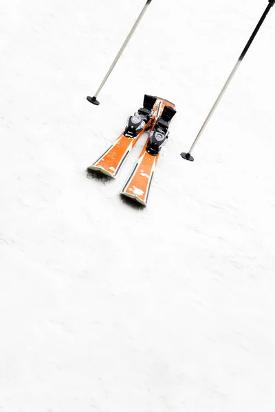 Winterscene Een Paar Ski Die Sneeuw Zijn Achtergelaten Ruimte Kopiëren — Stockfoto