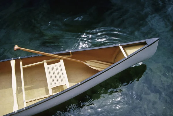 澄んだ水の湖に浮かぶパドル付きカヌー — ストック写真