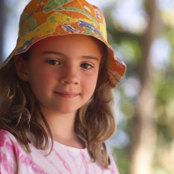 Niña Siete Años Que Mira Cámara — Foto de Stock