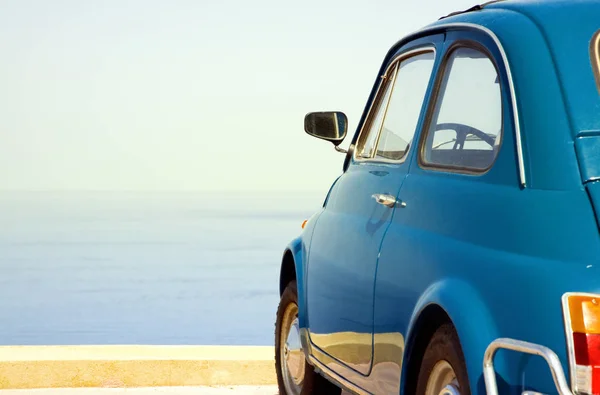 Destino Viaje Coche Vintage Aparcado Cerca Del Mar — Foto de Stock