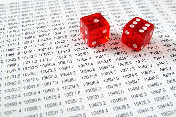 电子表格上的两个红色骰子 财务数据打印出来 — 图库照片