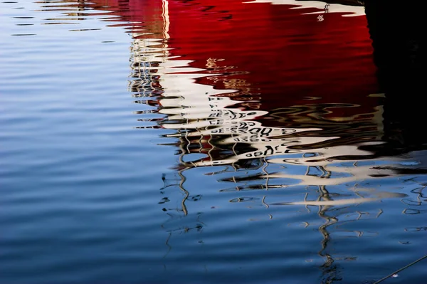 Imagem Abstrata Barco Colorido Refletida Água — Fotografia de Stock