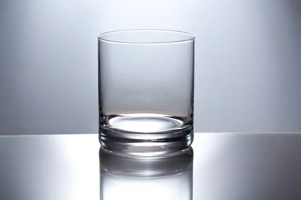 Vaso Vidrio Transparente Vacío Para Whisky Refleja Una Mesa Vidrio — Foto de Stock