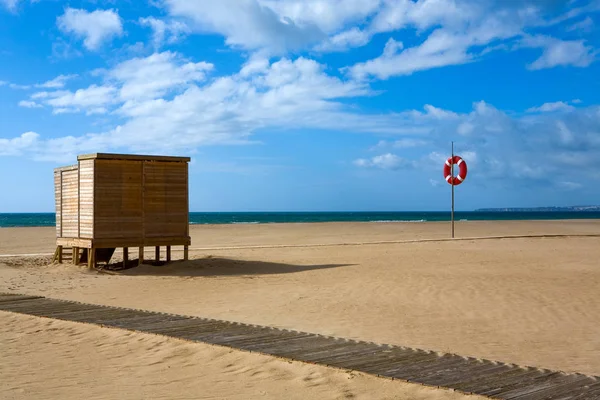 Praia Areia Deserta Sob Céu Azul Escuro Com Nuvens — Fotografia de Stock