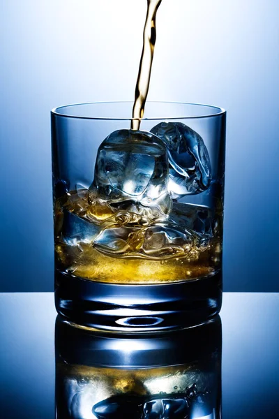 Filling Glass Whisky Ice — Stock Photo, Image