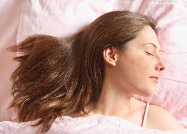 Gadis Itu Tidur Atas Baju Merah Muda — Stok Foto