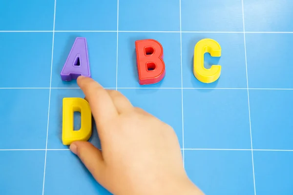 Enfant Apprenant Les Abc Accent Est Mis Sur Lettre — Photo