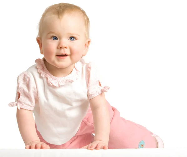 Όμορφο Μικρό Χαμογελαστό Κορίτσι Σέρνεται Κοντά Ένα Λευκό Φόντο — Φωτογραφία Αρχείου