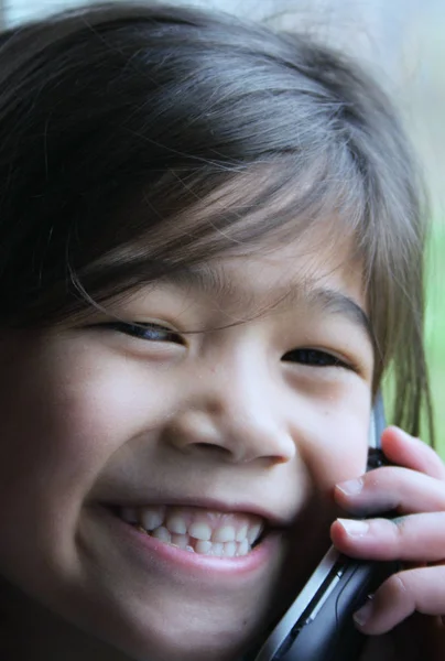 Altı Yaşında Bir Kız Cep Telefonuyla Konuşuyor — Stok fotoğraf