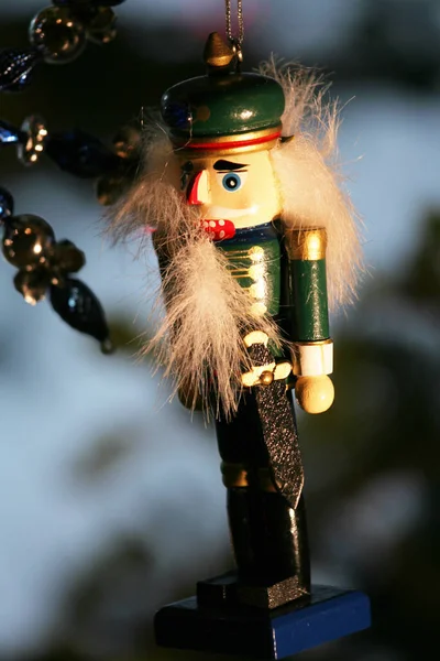 Adorno Cascanueces Colgando Las Sombras Del Árbol Navidad Por Noche — Foto de Stock