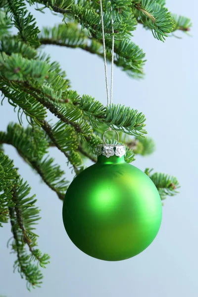 Zelená Ozdoba Visící Vánočním Stromečku — Stock fotografie