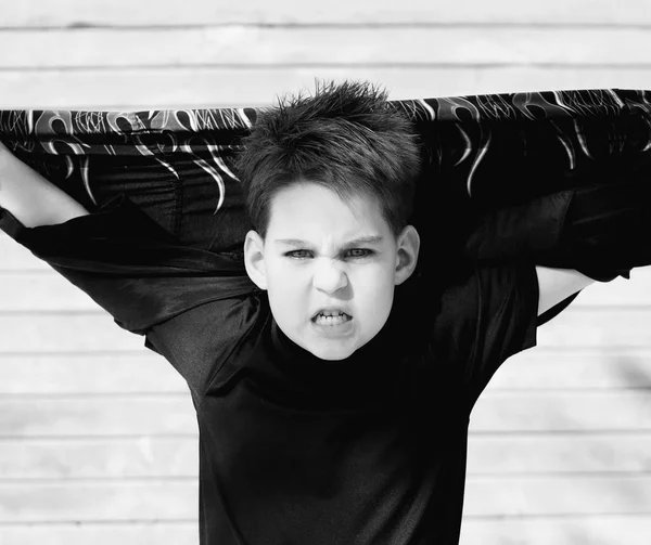Młody Chłopak Koszulą Rozciągniętą Głową Przerażającym Wyrazem Twarzy — Zdjęcie stockowe