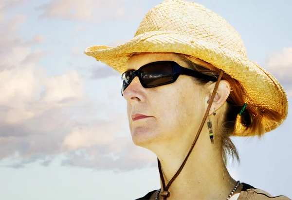 Donna Sole Luminoso Che Indossa Cappello Cowboy Guarda Fuori Lato — Foto Stock