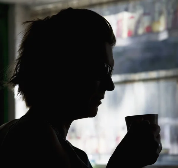 Una Donna Silhouette Beve Una Tazza Caffè Del Mattino — Foto Stock