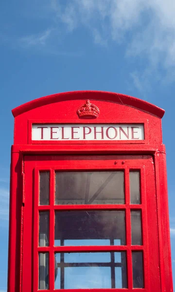 Uma Velha Caixa Telefônica Vermelha Britânica Céu Azul — Fotografia de Stock