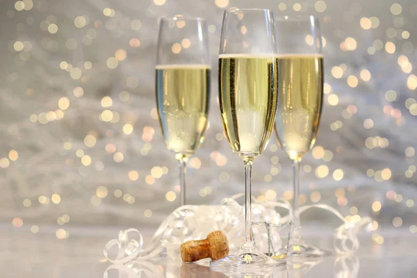Trojice Sklenic Šampaňského Stříbrným Pozadím — Stock fotografie