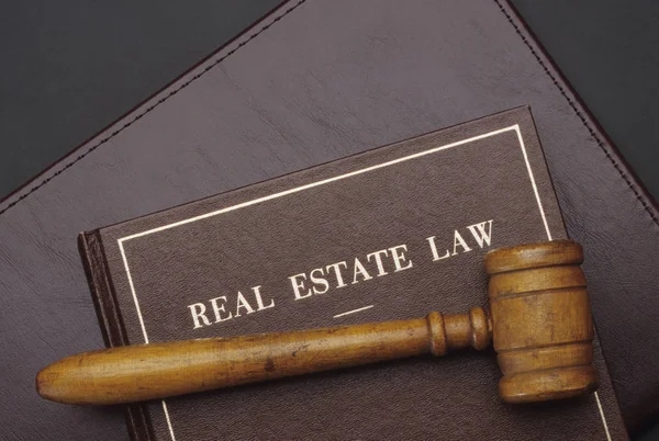 Libro Derecho Inmobiliario Gavel —  Fotos de Stock